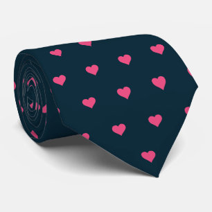 Col cravate bleu marine et coeurs roses
