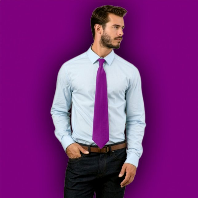 Col cravate violet uni - cravate unie d'une seule  (Man wearing a solid purple necktie, standing against a purple background that matches the tie.
)