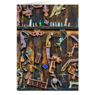 Collection d'antiquités au mur