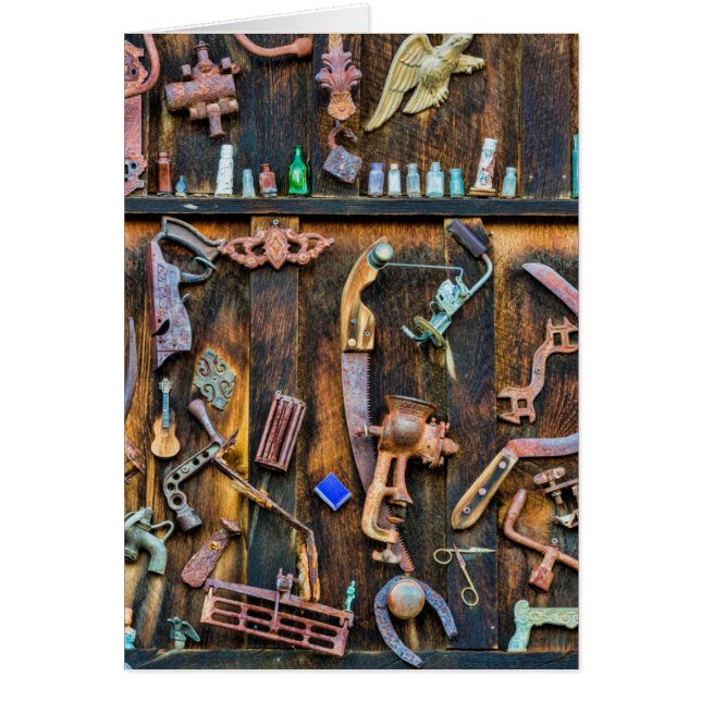 Collection d'antiquités au mur (Devant)