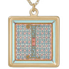 Collier argenté décoré d'un monogramme de *I*