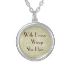 Avec les ailes courageuses elle pilote la