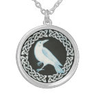 Collier blanc de pendentif de corneille