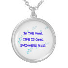 Dans la piscine la vie est fraîche