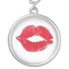 Collier de baiser de rouge à lèvres