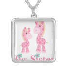 Girafes de rose de grande soeur