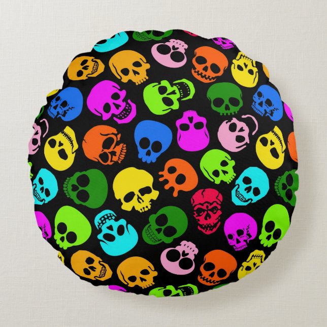 Colourful Skulls pattern in black Round Pillow (Front)