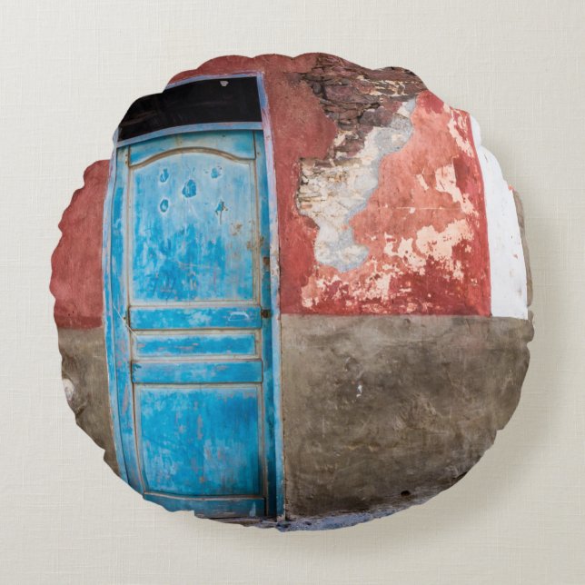 Colourful wall with blue door round pillow (Front)