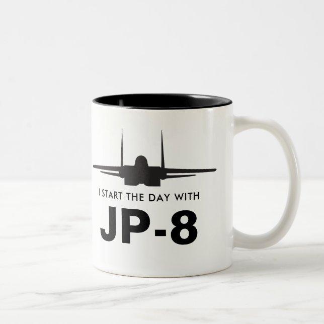 Commencez le jour avec la tasse puissante de JP-8 (Droit)