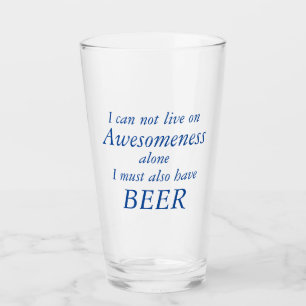 Compréhension et verre drôle de bière