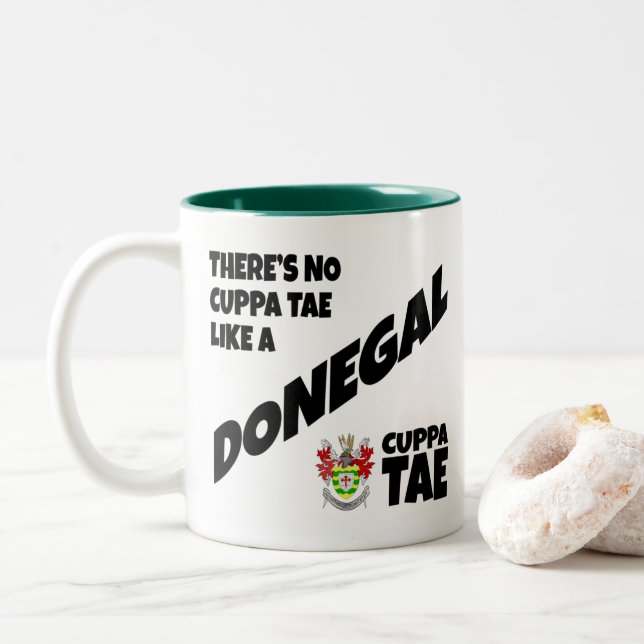 Comté Donegal Irlande Mug à café à deux tons (Avec donut)