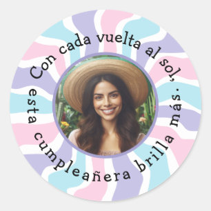 Con cada vuelta al sol esta cumpleañera brilla más classic round sticker