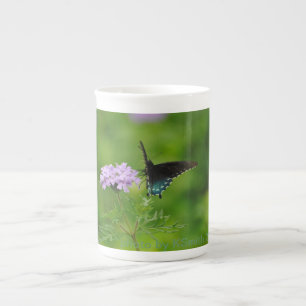 Conception de papillon sur la tasse