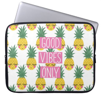 Conceptual phrase Good vibes only on seamless patt Laptop Sleeve