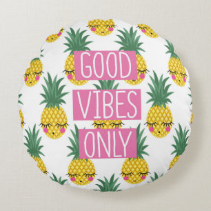 Conceptual phrase Good vibes only on seamless patt Round Pillow