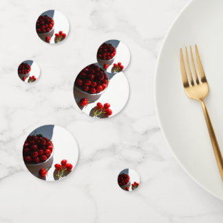 Confettis Vie morte esthétique avec cerises mûres sur blanc