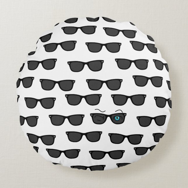 Cool iconic winkS Black Sunglasses Pattern Round Pillow (Front)