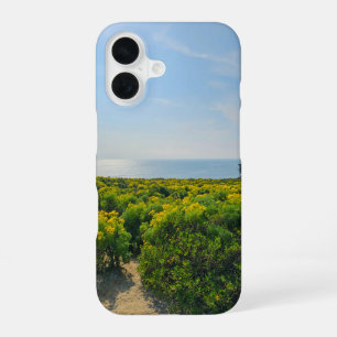 Coque iPhone 16 fleurs jaunes sur la colline à Point Dume