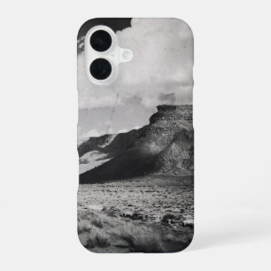Coque iPhone 16 Photographie du paysage de la montagne noire et bl