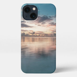 Etui iPhone 13 ciel bleu avec nuages rouges et noirs réfléchis su