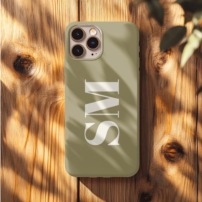 Coque iPhone Élégante initiale de monogramme vert olive  (Créateur téléchargé)