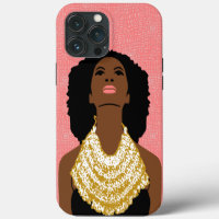 femme noire rose regardant vers le haut avec un co