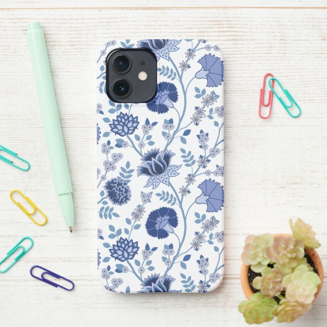 Coque iPhone Jacobean Floral Big Motif Blues sur blanc (Sur le bureau)