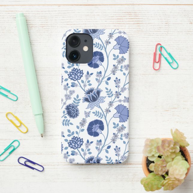 Coque iPhone Jacobean Floral Big Motif Blues sur blanc (Sur le bureau)