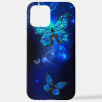 Le papillon morpho dans l'Arrière - plan sombre