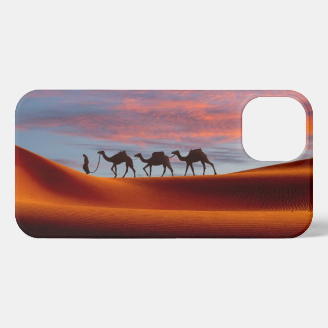 Coque iPhone Les déserts | Homme et chameaux dans les dunes de  (Verso Horizontal)