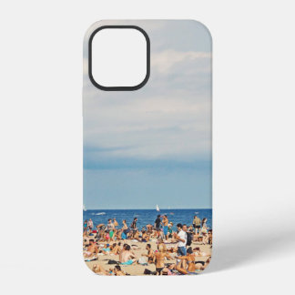 Coque iPhone 12 Les gens sur la plage de sable brun