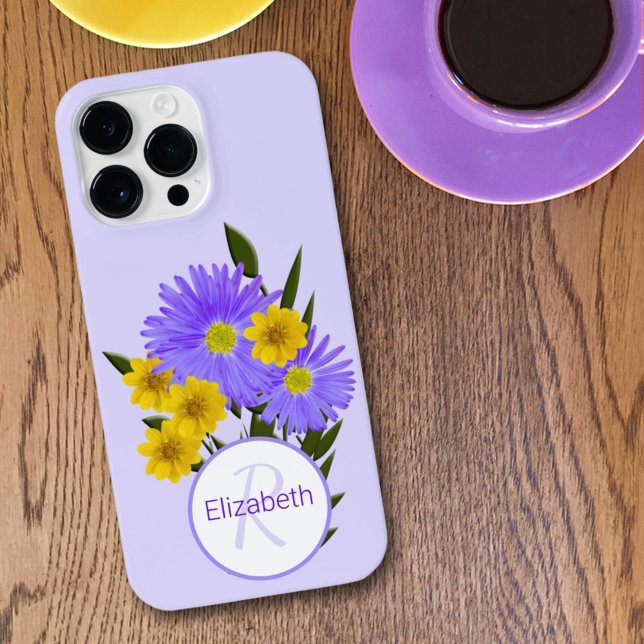 Coque iPhone Lettre monogramme Fleurs sauvages violet et jaune (An easy to personalize monogram phone case that can make a great custom gift for someone special.)
