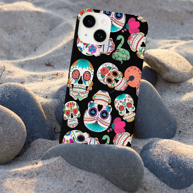 Coque iPhone Motif de crânes de sucre brillants sur noir (Créateur téléchargé)