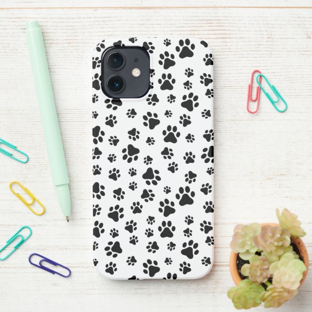 Coque iPhone Motif des pattes, pattes de chien, noir et blanc (Sur le bureau)