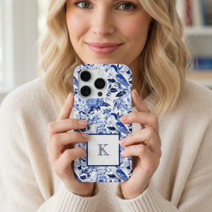 Coque iPhone 16 Pro Papier bleu à motif d'oiseau à monogramme