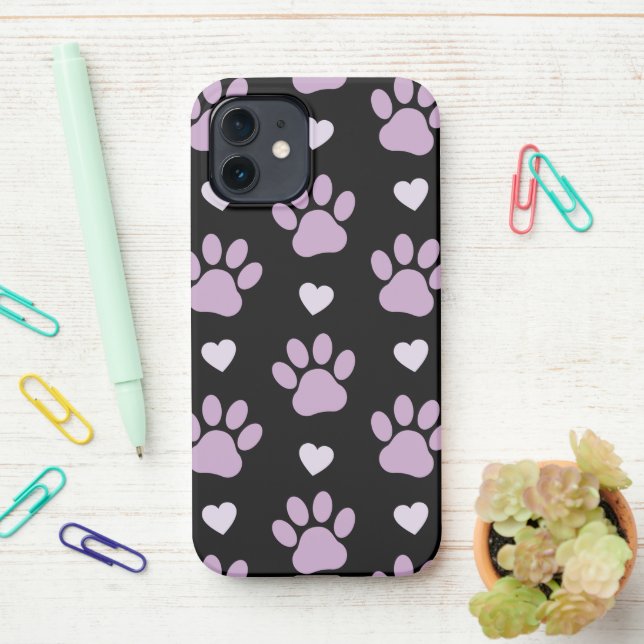 Coque iPhone Pattern of paws, Dog paws, Lilac paws, Hearts (Sur le bureau)