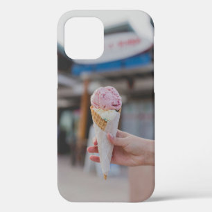 Coque iPhone 12 Personne tenant une glace à la fraise
