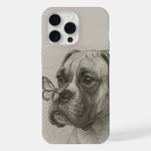 Rencontre douce entre un chien Boxer et un papillo