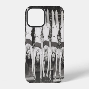Coque iPhone 12 Showgirls sur les bars à singes, design ludique.
