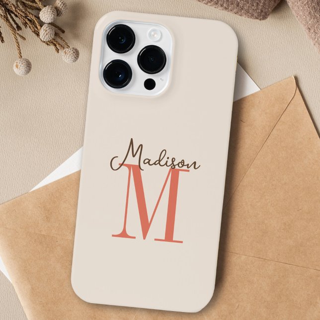 Coque iPhone Tons neutres de la Terre avec nom et monogramme in (A classy modern case to personalize with your monogram initial and name.)