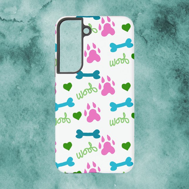 Coque Samsung Galaxy Chien Paw Bones Coeurs Woof Motif Rose (A phone case with a pattern of dog paws, bones, hearts and woof in pink, blue and green.)