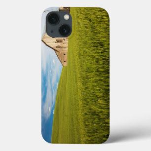 Etui iPhone 13 Ancienne grange entourée de la zone de blé de prin