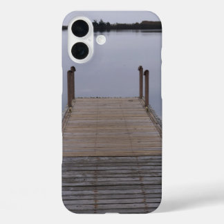 Coques iPhone 16 Plus Assis sur le quai dans la baie