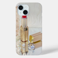 Baguette à lèvres et bague en diamant sur miroir