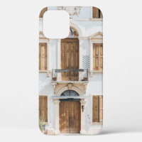 BÂTIMENT EN BÉTON BLANC AVEC PORTES EN BOIS ET VEN