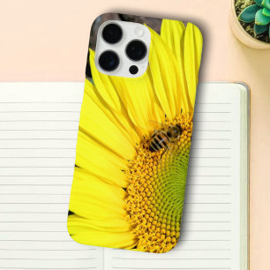 iPhone 16 Pro Max Case Bee On Sunflower Quarter Gros plan Photo