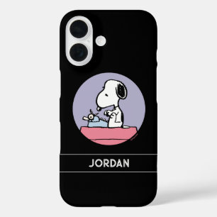 Coque Pour iPhone 16 cacahuètes   Snoopy à la machine à écrire