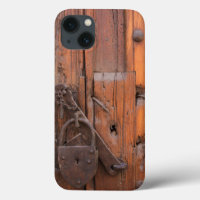 Cadenas sur une porte en bois
