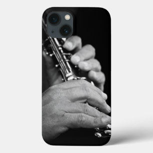 Etui iPhone 13 Cannelure étant jouée en noir et blanc par le
