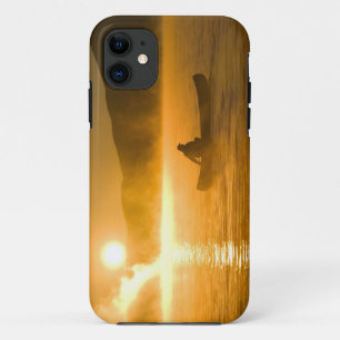 Coque iPhone 11 Canoë-kayak à Lily Bay au lever du soleil, lac M